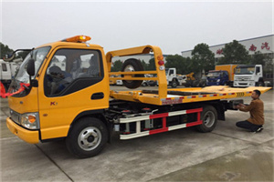 瓦房店哪里有拖车服务